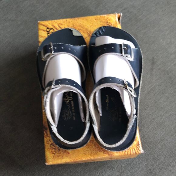 Size 9 Navy Saltwater Sandals with original box - Picture 3 of 8